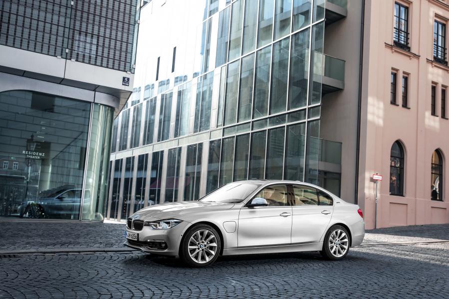  BMW 330e (F30) 2016 года  (WW) (фото 36 из 40)